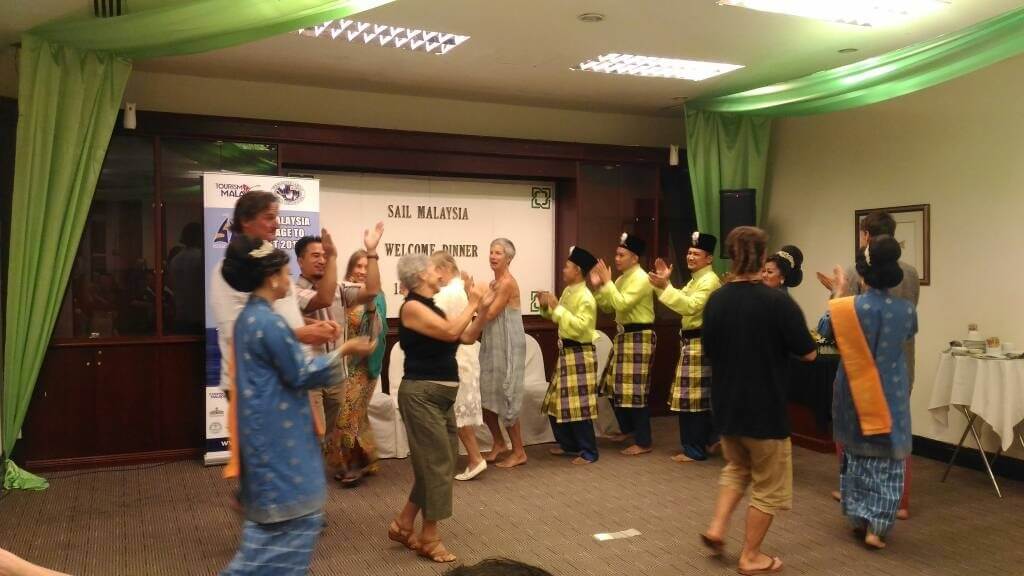 Para peserta turut sama menari tarian tradisional bersama penari kebudayaan Perbadanan Labuan