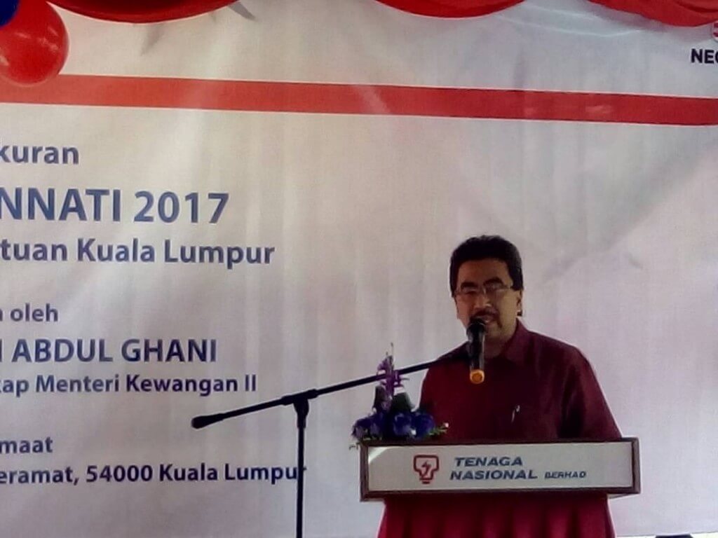 Datuk Seri Johari Abdul Ghani menyampaikan ucapan perasmian pada Majlis Penyerahan Projek Baiti Jannati TNB peringkat Wilayah Persekutuan Kuala Lumpur.