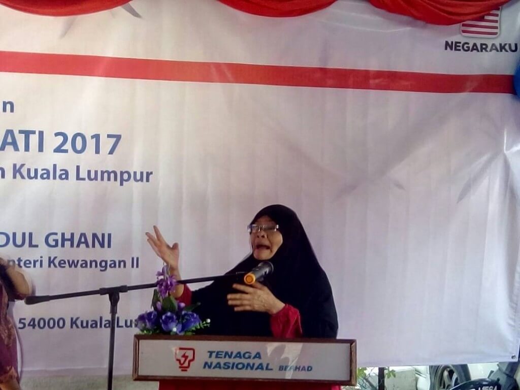 Fauziah Saidon (63) atau lebih dikenali sebagai 'Mak Teh' meluahkan rasa syukur dan gembiranya pada Majlis Penyerahan Projek Baiti Jannati TNB.