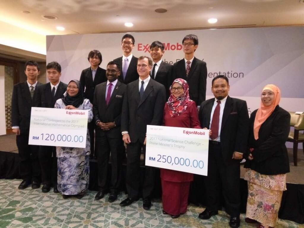 Datuk P.Kamalanathan  bergambar bersama Pengerusi ExxonMobil Malaysia, Edward Graham dan jemputan.