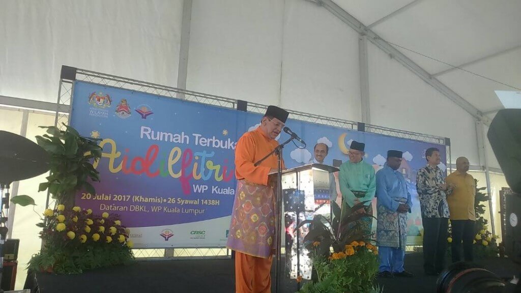 Datuk Seri Tengku Adnan Tengku Mansor menyampaikan ucapan perasmian Majlis Rumah Terbuka Aidilfitri Wilayah Persekutuan.