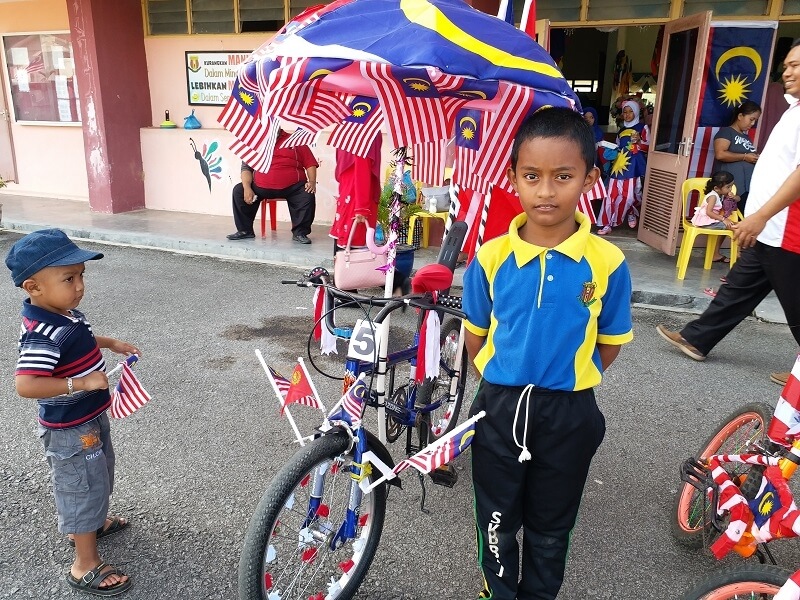 Mohd Amir Farhan Mohd Hidayat gembira berjaya menghias basikal dengan bantuan ibunya, Siti Nur Husna Abdul Rashid.