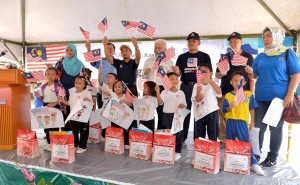 Kanak-kanak tadika Kampung Kopungit bergambar kenangan bersama tetamu kehormat selepas majlis penyampaian hadiah pertandingan mewarna. 