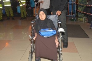 Jainap Dolah menunggu giliran masuk untuk pendaftaran di Lapangan Terbang Antarabangsa Kuching.