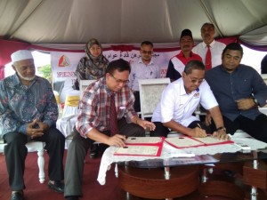 Kahadi (dua dari kanan) semasa menandatangani dokumen penyerahan astaka. 
