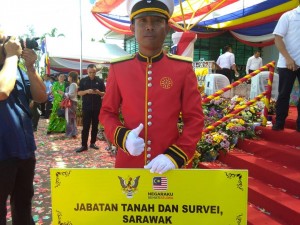 Jabatan Tanah dan Survei Sarawak menjuarai perbarisan kali ini.