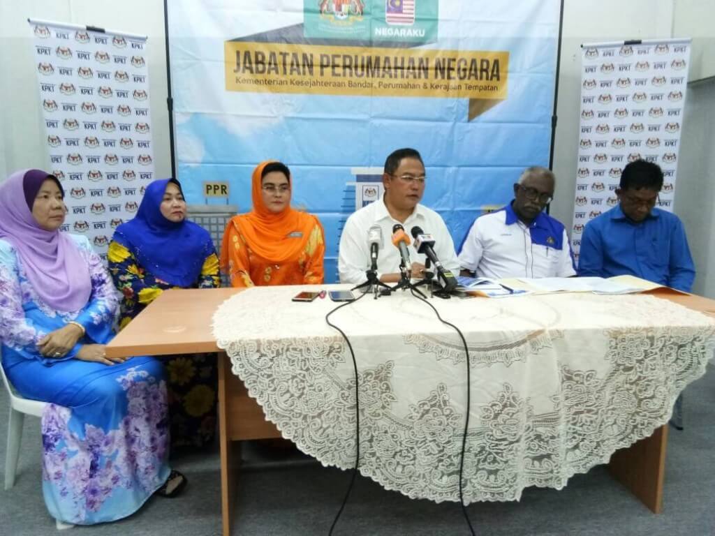 Menteri Kesejahteraan Bandar, Perumahan dan Kerajaan Tempatan, Tan Sri Noh Omar (tiga dari kanan) ketika sesi sidang media.