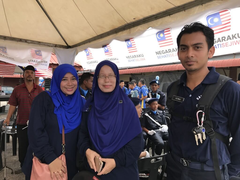 Dari kiri: Norbaizura Muniran, Mariatun Abdul Rahim dan seorang lagi guru pengiring Kadet Polis SMK Bandar Puteri Jaya.