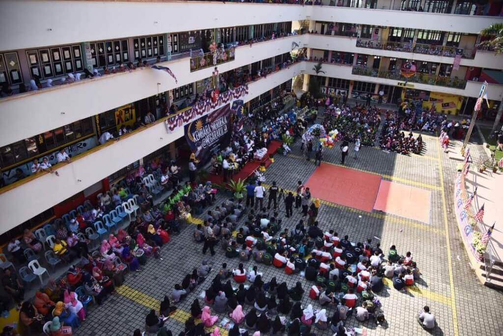 Kemeriahan sambutan para pelajar empat buah sekolah.