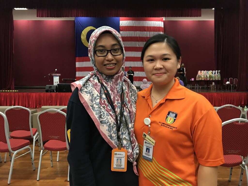 Nur Syafiqah (kiri) bersama rakan sejurusannya yang berasal dari Kuching, Sarawak, Lydiana Tnay Li Ling, 23.
