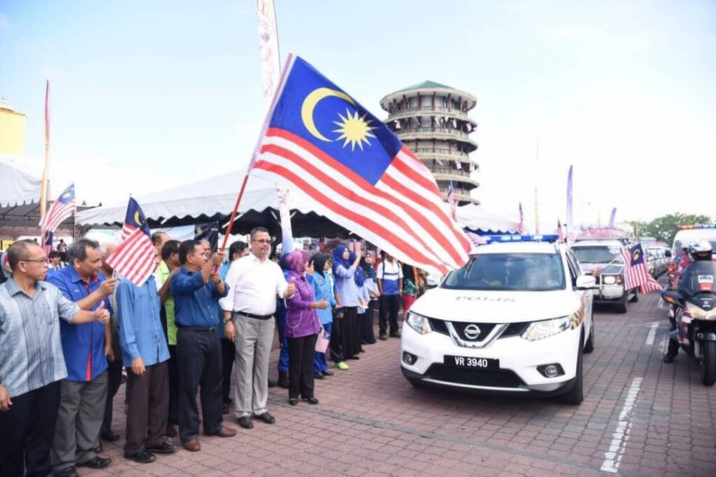 Pengerusi Jawatankuasa Kemudahan Awam, Infrastruktur, Tenaga dan Air Negeri Perak, Datuk Zainol Fadzi Paharuddin (mengibarkan Jalur Gemilang) ketika 'flag off' Konvoi KMN 2017.
