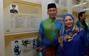 Mohd Farid bersama isteri turut terharu dengan pengiktirafan dan penghargaan yang diberi. 