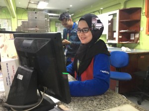 Zainab ketika bertugas di LRT Masjid Jamek