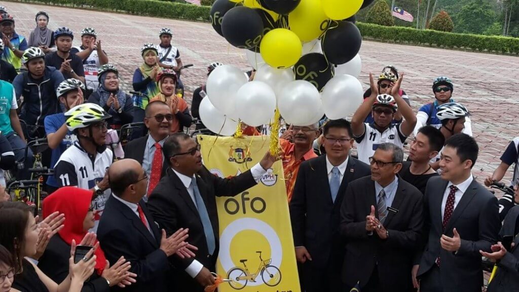 Ketua Menteri Melaka, Datuk Seri Idris Haron (empat dari kiri) ketika melancarkan Basikal Melaka OFO Eco Green di Dataran Seri Negeri, pagi tadi. 