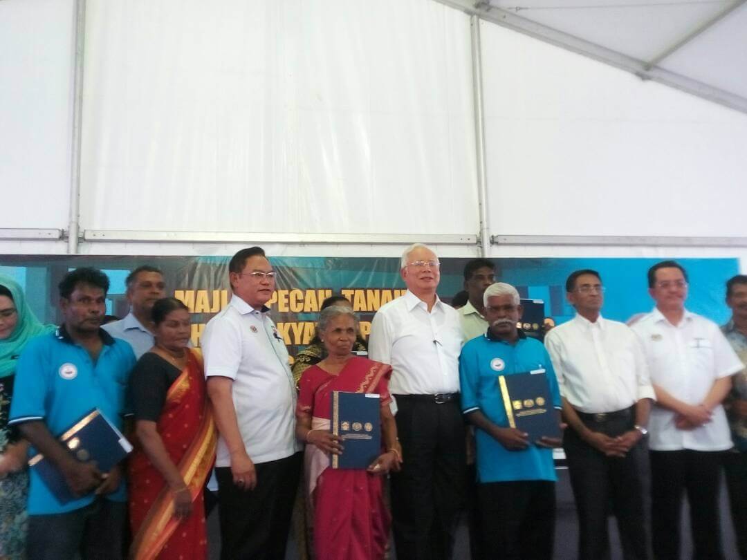 Perdana Menteri, Datuk Seri Najib Tun Razak bersama penerima rumah PPR Ampar Tenang