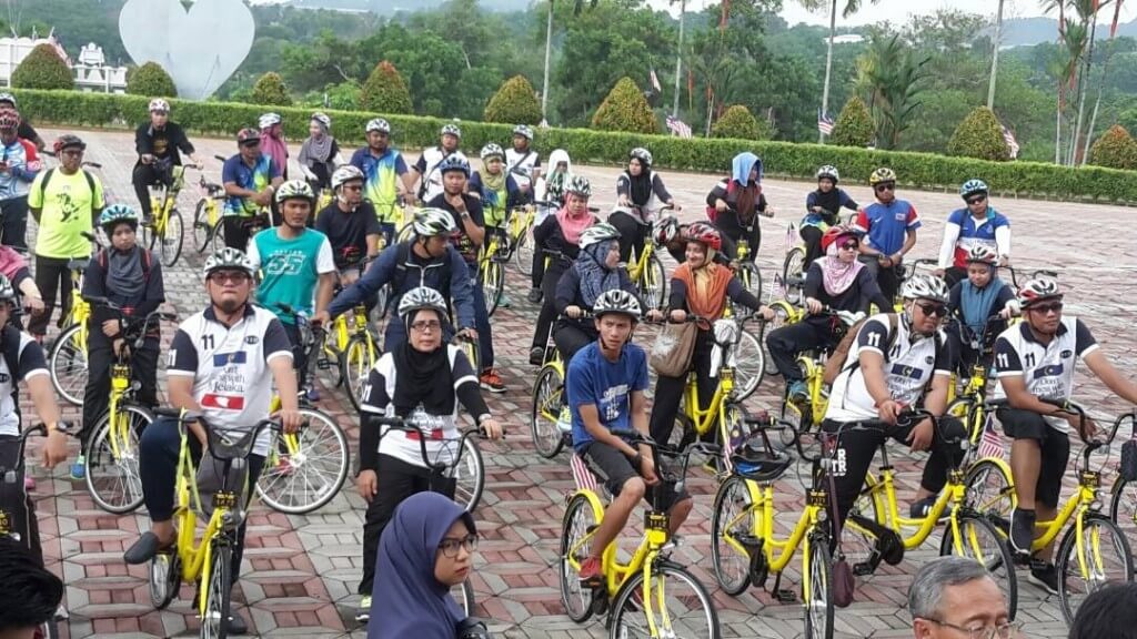 Peserta bersemangat bersama basikal yang telah dilengkapi dengan aplikasi canggih untuk kegunaan masyarakat Melaka dan pelancong.