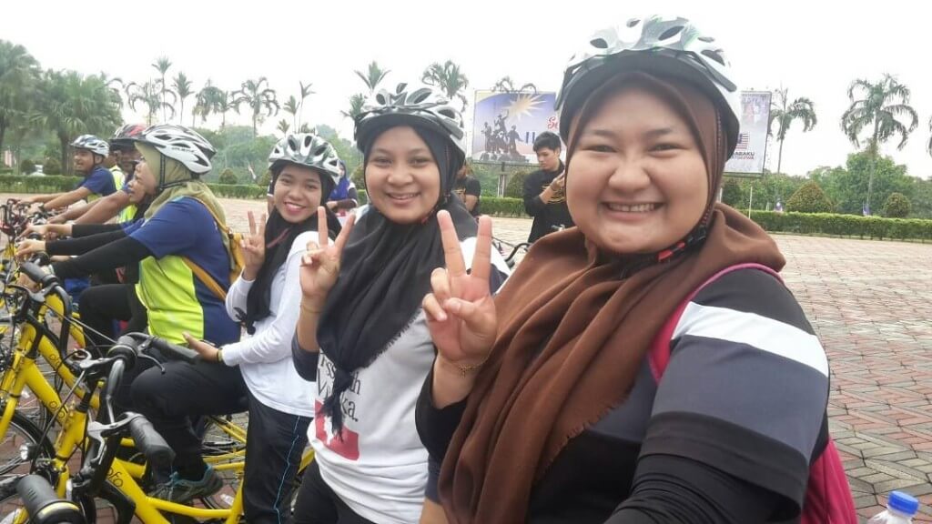 Siti Ainur (kanan) bersama Unit Sahabat Belia Melaka bersama menyumbang tenaga dalam mempromosikan Basikal OFO Eco Green