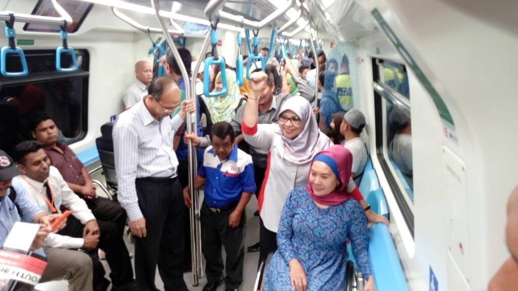 Menteri Pembangunan Wanita, Keluarga dan Masyarakat (KPWKM), Datuk Seri Rohani Abdul Karim menaiki perkhidmatan MRT bersama Golongan OKU dan warga emas.