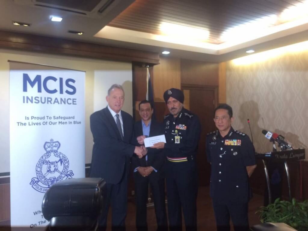 Penyampaian skim insuran oleh wakil MCIS, Piet Craven kepada Datuk Amar Singh Ishar Sigh.