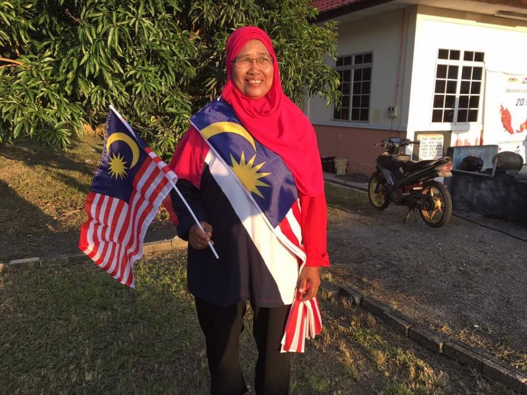 Baju bendera Malaysia yang dijahit sendiri oleh Zainab.