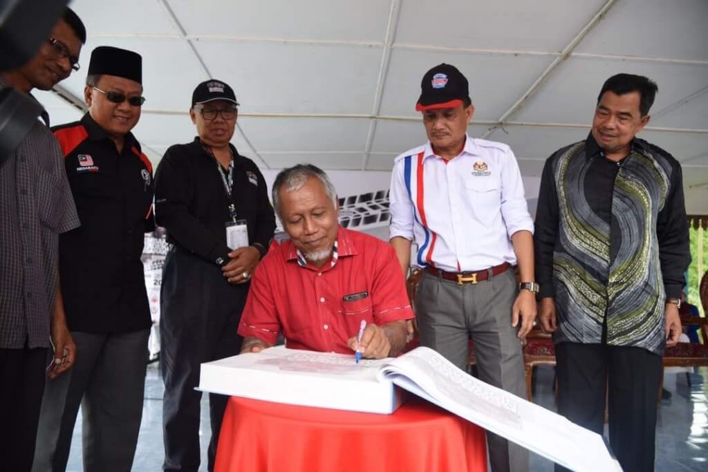 Ahli Dewan Undangan Negeri (ADUN) Bukit Bunga, Datuk Mohd Adhan Kechik merasmikan Majlis Pelancaran Kembara Merdeka Negaraku 2017.