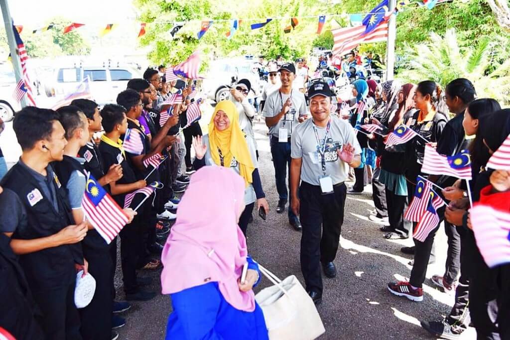 Sukarelawan YES Politeknik menyambut ketibaan Kembara Merdeka Negaraku 2017.