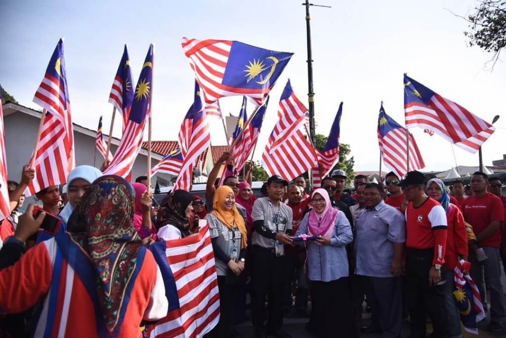 Ketua Konvoi KMN 2017, Yosri Abu Mahsin menyerahkan bendera kepada wakil Puteri UMNO dan K1M kawasan Baling.