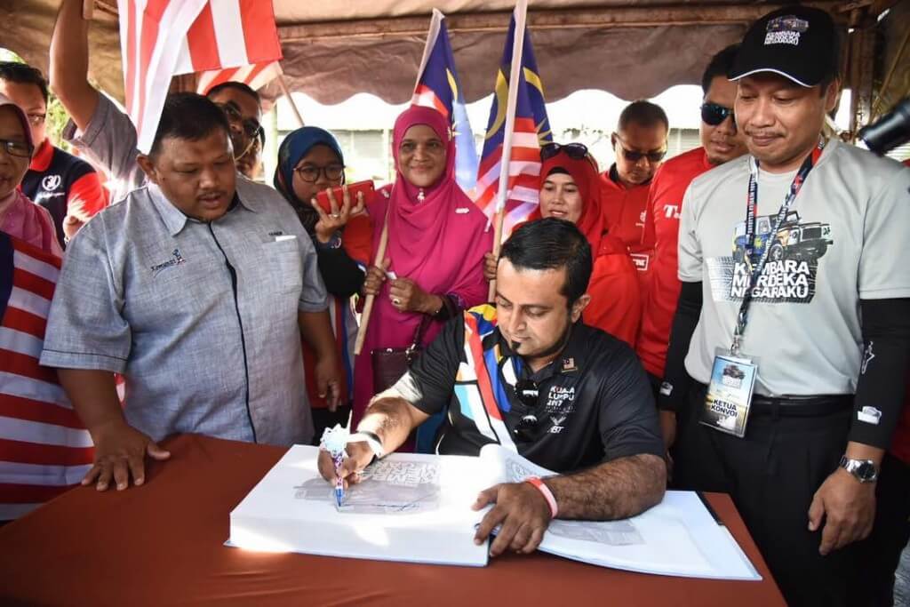 Ketua Pergerakan Pemuda UMNO Bahagian Baling, Mohd Noor Mohd Amin menandatangani Buku Autograph Kembara Merdeka Negaraku 2017 Baling.