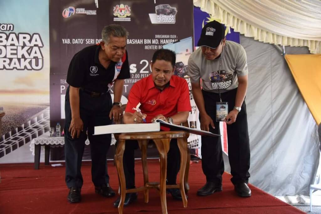 Exco Penerangan, Pembangunan Luar Bandar dan Pembasmian Kemiskinan Negeri Kedah , Datuk Ahmad Tajudin Abdullah menandatangani Buku Autograph KMN 2017.