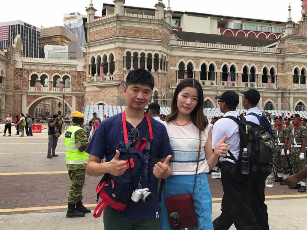 Yan Qi (kiri) dan Yangyang Zhu (kanan) kagum dengan Perarakan Hari Kebangsaan dan keunikan seni bina di Malaysia.
