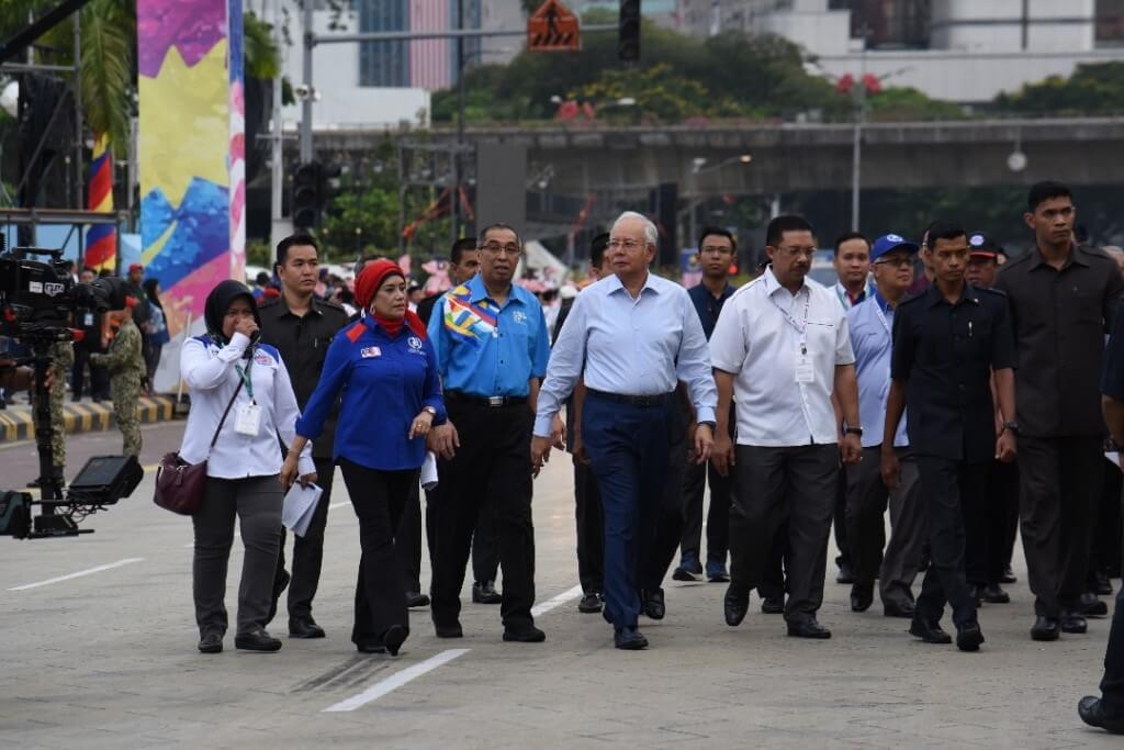 Perdana Menteri, Datuk Seri Najib Tun Razak meninjau sekitar raptai Hari Kebangsaan di Dataran Merdeka.