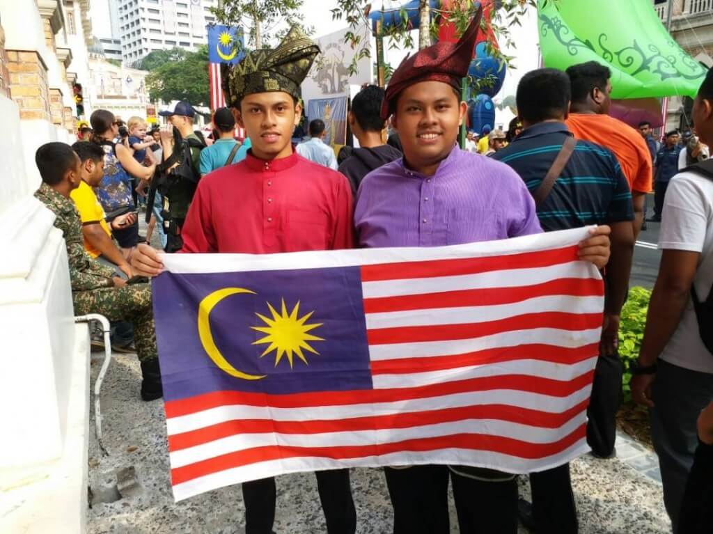 Luqman (kiri) dan Afiq segak berbusana Melayu.
