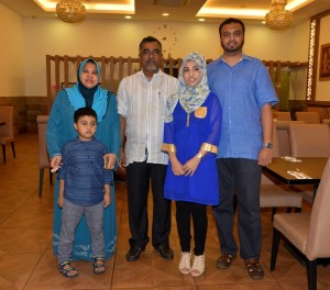Abdul Kadir (tiga dari kanan) bersama isteri dan anak serta cucu yang sudah menetap 40 tahun di Sabah.