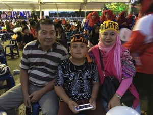 Emi, Azlan dan anaknya ingin melihat sendiri sambutan Hari Malaysia.