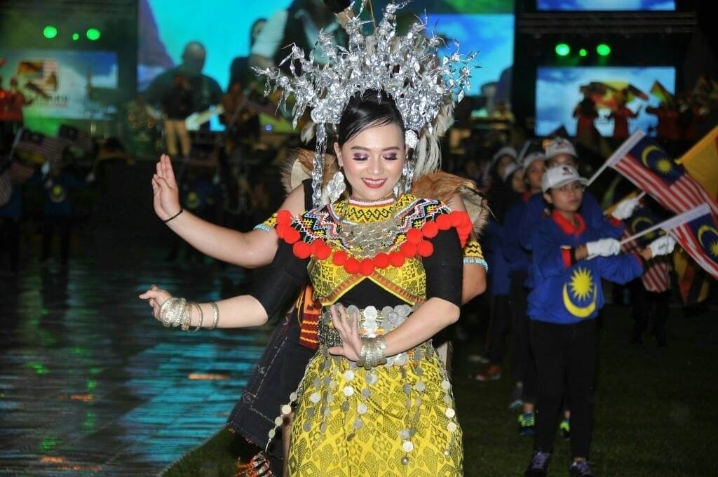 Antara persembahan yang disajikan sempena sambutan Hari Kebangsaan peringkat negeri Sarawak semalam.