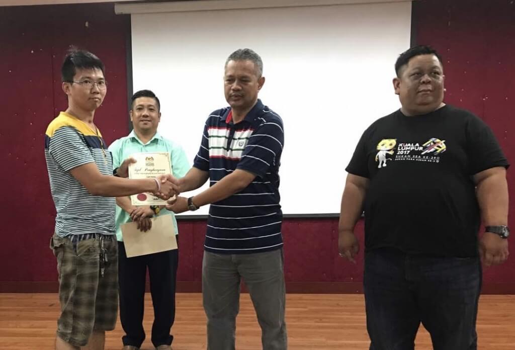 Yap (kiri) menerima sijil penghargaan daripada Timbalan Ketua Pegawai Eksekutif (Pembangunan) Perbadanan Labuan (PL), Mohd Zamri Mohd Esa.