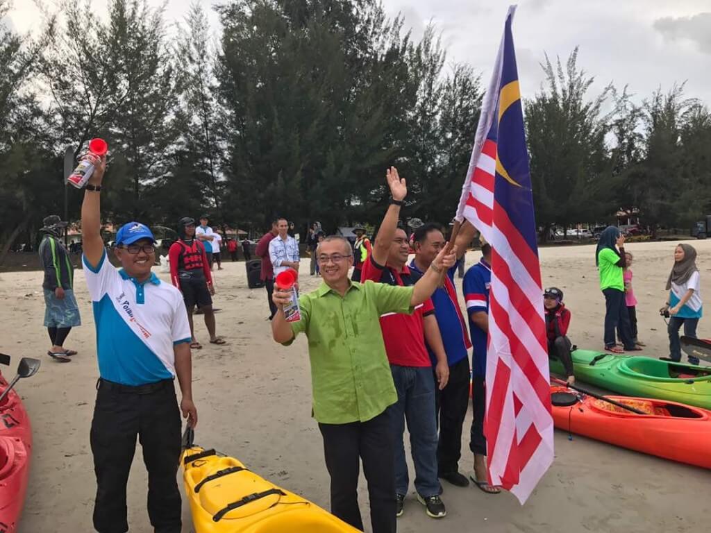 Ahli Parlimen Labuan, Datuk Rozman Isli (tengah) menyempurnakan pelepasan para peserta pendayung sokongan.