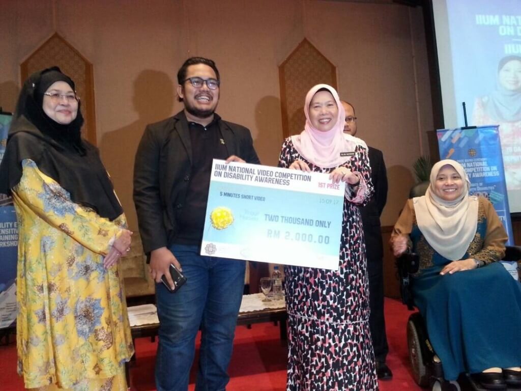Mohammad Muhazzir Mohd Huzaini menang Kategori A (video 45 saat) Pertandingan Video Kesedaran dan Hak-hak Golongan Kurang Upaya Peringkat Kebangsaan 2017