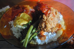 Nasi berlauk ayam dan sayuran dijual RM3.50 di gerainya.