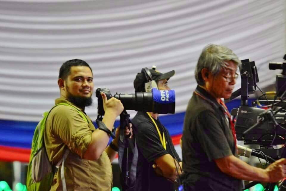 Ariff ketika menjalankan tugas merakamkan foto-foto sekitar Hari Malaysia