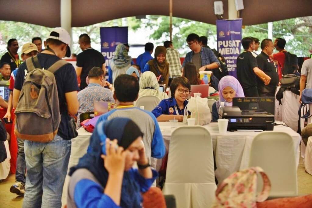 Kesibukan petugas media di Pusat Media Kompleks Sukan Kota Kinabalu. 