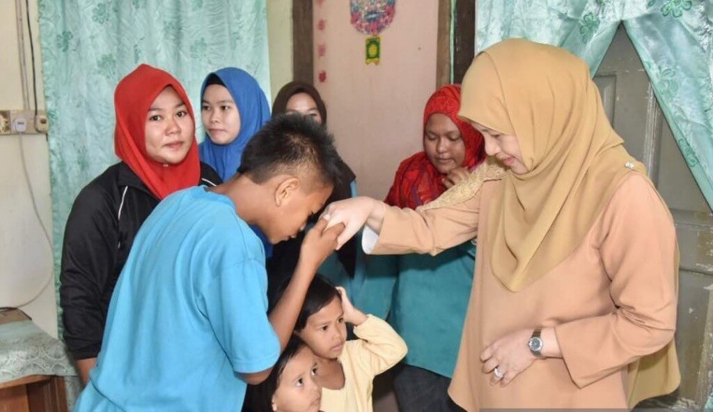 Adik-beradik Siti Aloyah bersalam dengan Toh Puan Norlidah tanda berterima kasih.