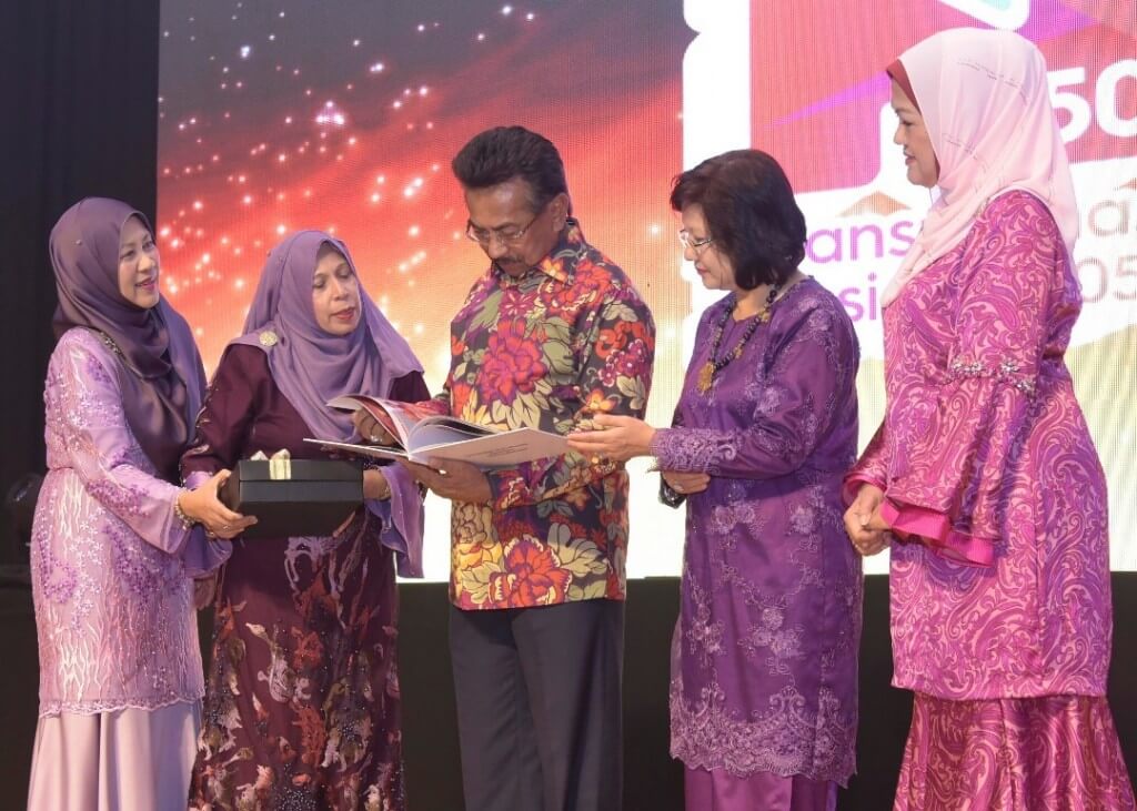 Musa (tengah) sedang membelek dokumen TN50 yang mengandungi aspirasi dan cadangan oleh wanita Sabah.
