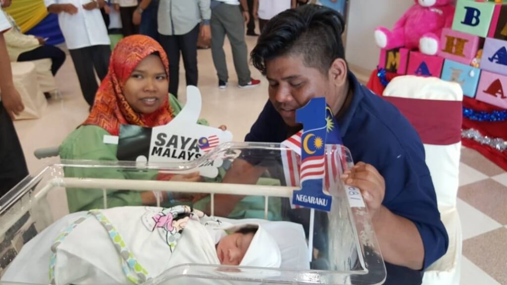 Mohd Rosdi Hassan bersama bayinya yang berkongsi tarikh lahir dengan isterinya pada 16 September.