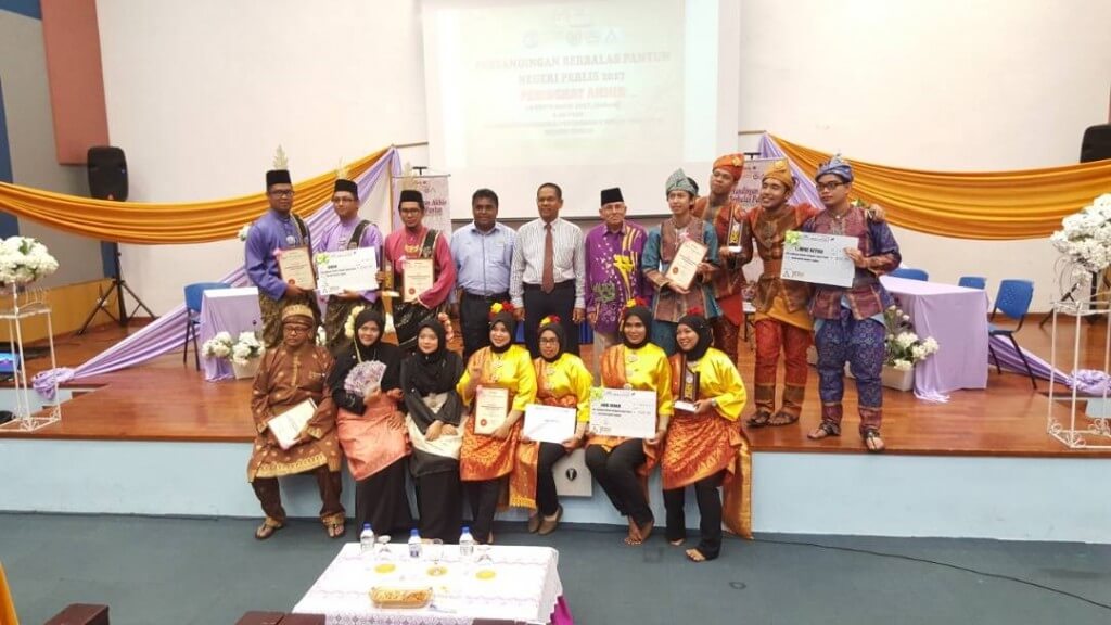 Para peserta mengambil gambar kenangan bersama Speaker Dewan Undangan Negeri Perlis, Datuk Hamdan Bahari; YDP Persatuan Melayu Perlis, Mohd Zain Hamzah  dan Pengarah JKKN Perlis, Rahmat Mohd Noh. 
