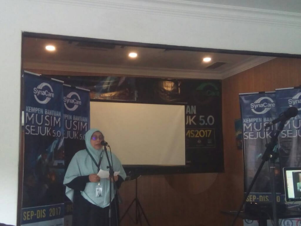 Ustazah Siti Sakinah Meor Omar menyampaikan ucapan semasa pelancaran 'Kempen Bantuan Musim Sejuk 5.0'