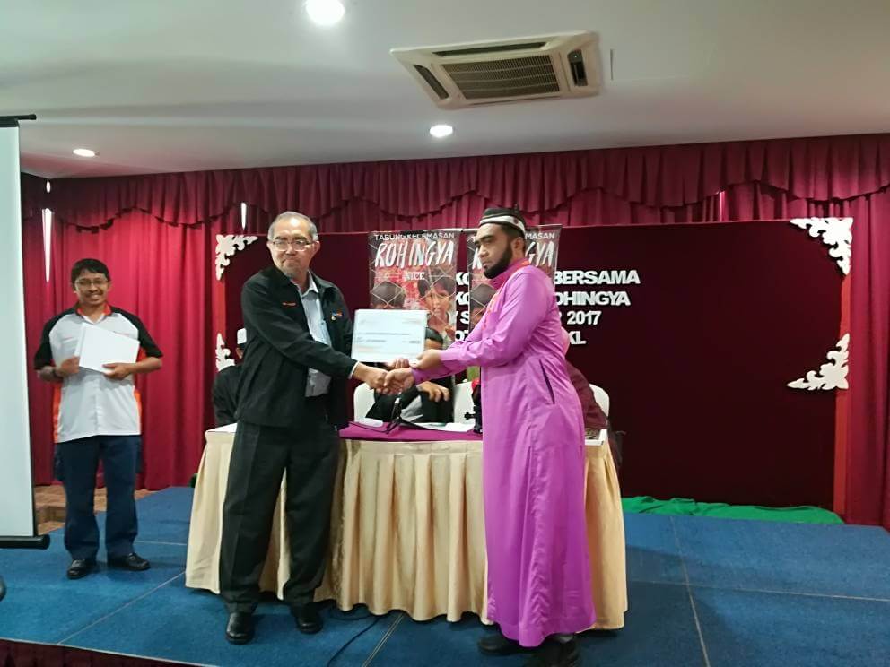 Prof Madya Dr Hafidzi Mohd Noor menyampaikan sumbangan kepada Wakil Komuniti dan Madrasah Rohingya.