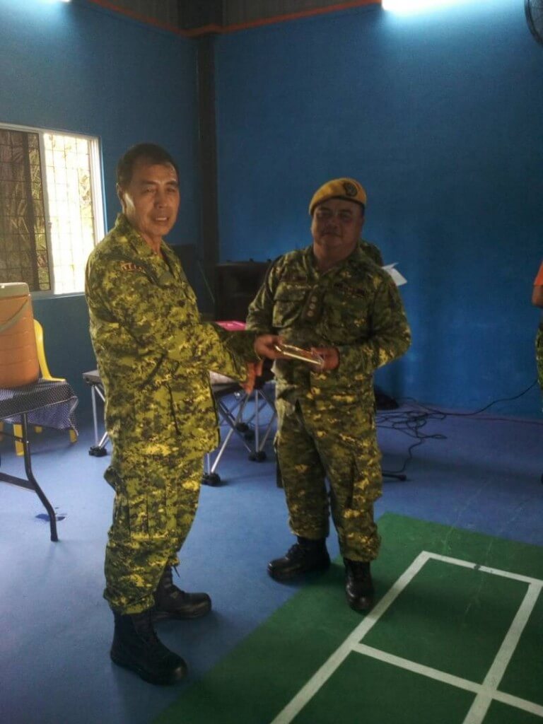 KPRK Ulai Sukup (kanan) menyampaikan cenderahati kepada Ketua Kampung Tabau, Mukah, Merpaty Tamadaee.
