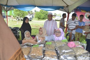 Abdul Rahman bersama ahli keluarganya sedang memasarkan produk ikan bilis mereka di gerai komuniti 1Malaysia bersempena program tersebut.