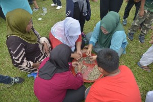 Antara aktiviti bergotong royong kalangan suri rumah bagi membersihkan ikan bilis sebagai pendapatan upah.